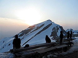 夕暮れの唐松岳　山荘前より暮れゆく唐松岳を眺めています。静かな稜線のひとときです。