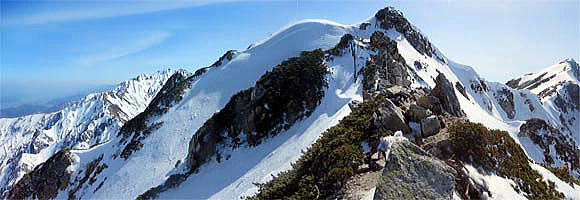 八方尾根最上部より約100ｍ下山した稜線。雪と岩・石の混る尾根上ルートです。突風・強風時は注意。左は遠見尾根と五竜岳～八方尾根最上部～右に唐松岳山頂を見ることができます。