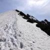 丸山の上部尾根ルート。丸山上部尾根ルートの斜面です。気温により雪面状況が大きく変化しますので足もとにご注意ください。
