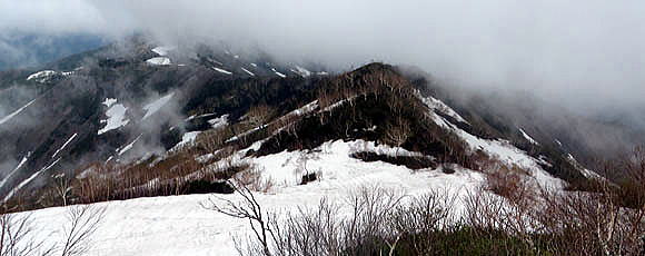 「上の樺」への直登の基部。ガスが流れて視界が悪い時間帯の下山では、雪の消え際部分で、尾根への登山道取り付き口を見逃さないように注意。