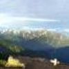 唐松岳頂上山荘より五竜岳を目指しての出発した人影が左手前の稜線に小さく見えます。背景は立山連峰～剱岳。清々しい朝の稜線です。