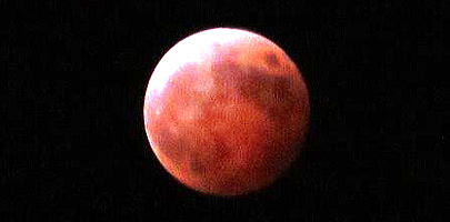 夜8時半　皆既月食の夜です。太陽と地球と月が一直線に並び、「赤銅色の月　BLOOD MOON」の美しい満月を観測することができました。山荘前より