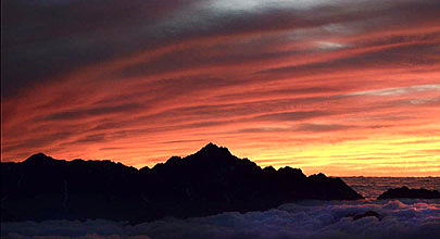 秋の夕暮れ。雲海に浮かぶ剱岳のシルエット