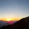 唐松岳のシルエット　雲海の中へと太陽が沈みます。