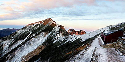 唐松岳と不帰Ⅲ峰に朝日が当たり新雪に輝いて見えました