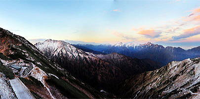 冠雪した五竜岳と立山連峰・剱岳の眺望です。山荘前から撮影
