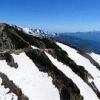 唐松岳頂上山荘～八方尾根の積雪状況　雪上のトラバースとなる夏道通過は危険です。現在尾根通しのルートの登下山となります。