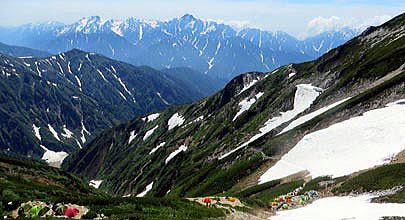 唐松岳頂上山荘西側下に位置するテント場と劔岳の眺望です