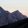 朝の稜線散策　晴天の朝を迎えたアルプスの稜線です。思い思いに散策を楽しむ人々のシルエットと白馬三山が、絵画のように美しい山風景です。