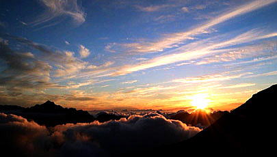刻々と変化している雲海の表面を眩しく照らす秋の夕日