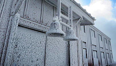 唐松岳頂上山荘本館の鐘も白くなりました。
