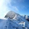 唐松岳頂上山荘南館～牛首～五竜岳の眺望。積雪は吹き溜まりで10cmほどです。粉砂糖をふりかけたような白い雪が　頂きをふんわりと覆っています。