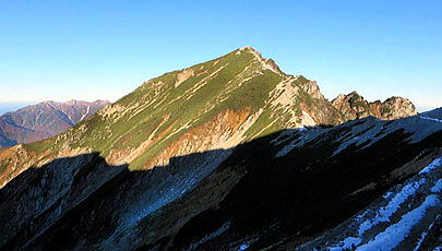 一時真っ白になった唐松岳（2696ｍ）ですが、快晴が続き夏道が見えています。いつまた白く雪がついてもおかしくない時期です。