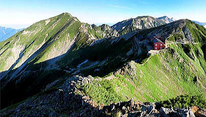 唐松岳（標高２６９６ｍ）と唐松岳頂上山荘です。白馬岳へと続く北アルプス後立山連峰の稜線です。