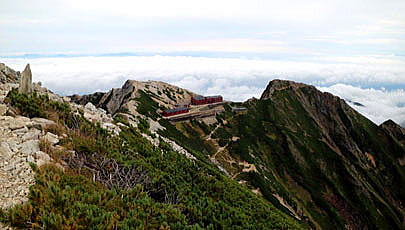 唐松岳山頂より唐松岳頂上山荘と牛首　高曇りですが視界良好
