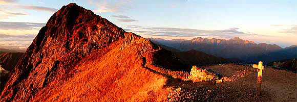 モルゲンロートに染まる稜線　朝陽に照らされて燃えるような赤色に染まってゆきます。
