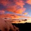 落日の余映が立ち昇るガスを染め、広がる雲を照らして輝きます。夕暮れ時の美しい空です　唐松岳頂上山荘前庭より