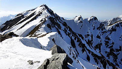 唐松岳　視界の悪い時には、雪庇の張り出しに注意が必要です。