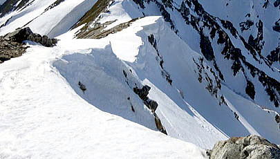 唐松岳山頂に続く尾根ルート　八方尾根最上部～鞍部間の雪庇