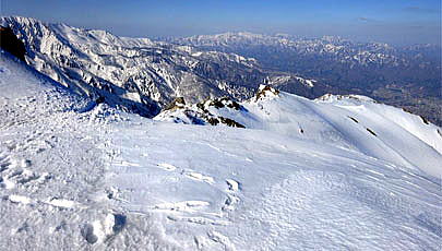 稜線より八方尾根最上部の下山口　八方尾根への下山口は、雪斜面のトラバースとなります。雪面状況に合わせて、慎重に通過してださい。
