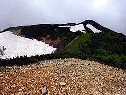 左の残雪は「扇の雪渓」です。５日現在　扇の雪渓周辺の夏道にはまだ残雪があり通行できません。尾根ルートの登下山をお願い致します。