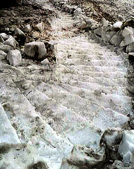 扇の雪渓下部の夏道。　雪の斜面にはステップを切っています。サイドには雪のブロックを積んでいます