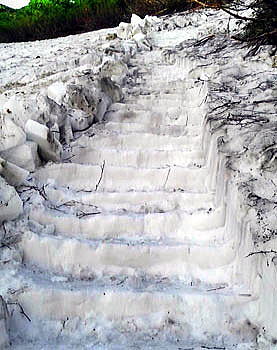 扇の雪渓下部の夏道。　雪の斜面にはステップを切っています。サイドには雪のブロックを積んでいます