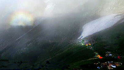 唐松岳頂上山荘の指定幕営地(テント場)と雪渓。薄い雲がスクリーン状に立ち昇りブロッケン現象が見られました。