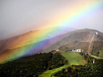 AM７：５０　山麓から見上げる八方尾根に大きな虹がかかりました。