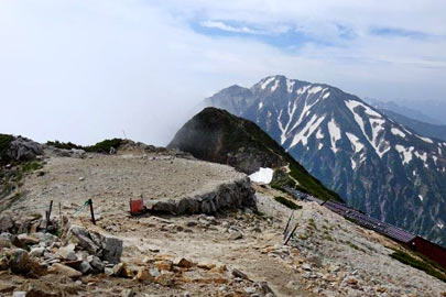 八方尾根最上部　牛首～五竜岳の眺望　信州側から稜線までガスが上がってきました。