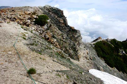 八方尾根最上部「稜線から尾根通しルート」を南側から撮影しています。融雪が進み、ルート上に残雪はありません。