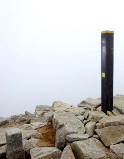 和元年8月23日　唐松岳山頂　標高2696mに新しい道標を設置しました。
