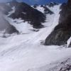 氷河に認定された「唐松沢」雪渓（氷河から稜線を見上げて撮影）