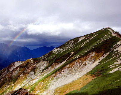 朝9時　小雨がぱらつき唐松岳に虹がかかりました
