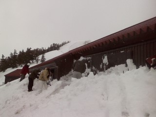 小屋開け準備中！　小屋周りの積雪はほぼ平年並み 