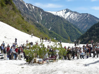 恒例の第53回針ノ木岳『慎太郎祭』が針ノ木大雪渓下部で催されました 