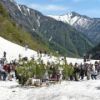 恒例の第53回針ノ木岳『慎太郎祭』が針ノ木大雪渓下部で催されました 