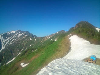 新越山荘周辺の登山道上にはご覧の雪庇の名残が各所に残っています 