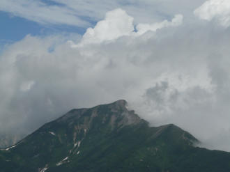 午後になると鹿島槍上空には夏の雲が湧く 