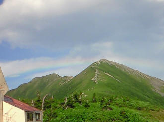 爺ヶ岳頂上の左に虹が出る 