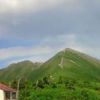 爺ヶ岳頂上の左に虹が出る 