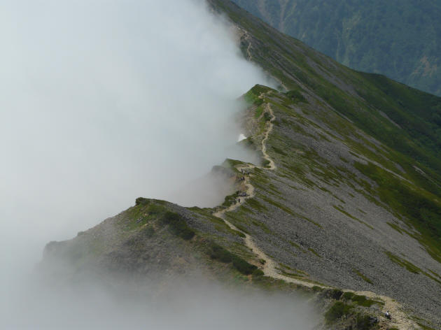 鹿島槍ヶ岳頂上から登山者行き交う布引岳稜線 