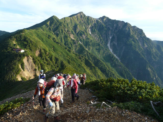 大満足の鹿島槍ヶ岳登頂者たち。足取りも軽く爺ヶ岳、種池山荘へと向かわれています 
