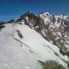 冷池テント場の北方主稜線と鹿島槍ヶ岳。雪庇の跡の上を注意しながら頂上を目指します 