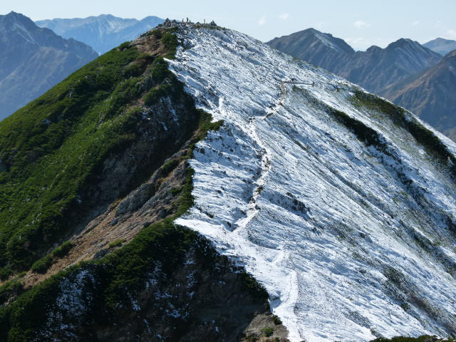 爺ヶ岳南峰。西斜面、北斜面の登山道は圧雪状態ですので、凍結時の下りの際には転倒に注意 