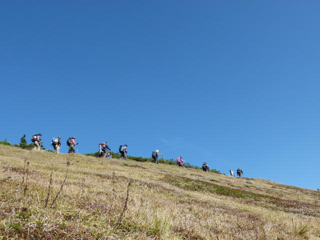 体育の日３連休中は連日の秋空の下、たくさんの登山者が行き交った爺ヶ岳稜線 