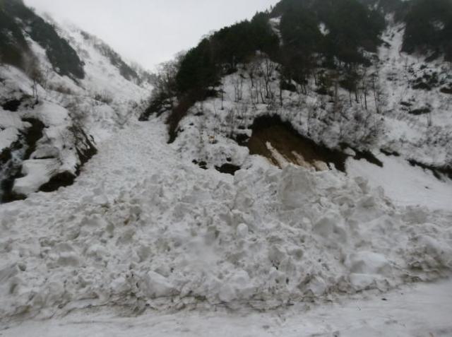 赤岩尾根ルートは西沢からの大量の雪崩のデブリの上を注意して通って、右上に延びる赤岩尾根に取り付きます 
