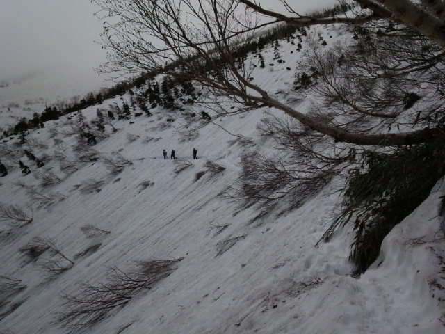 柏原新道の「石ベンチ」付近。登山道はまだ雪の斜面にステップを切ってある状態です。 