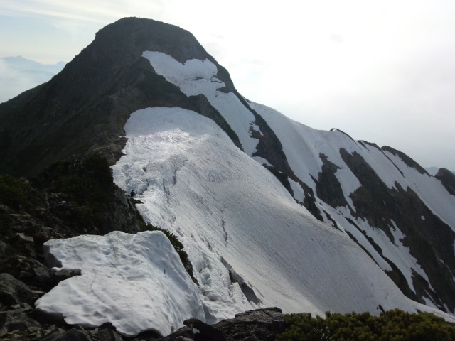 鹿島槍北峰　吊り尾根の残雪は晩秋まで残ります。 