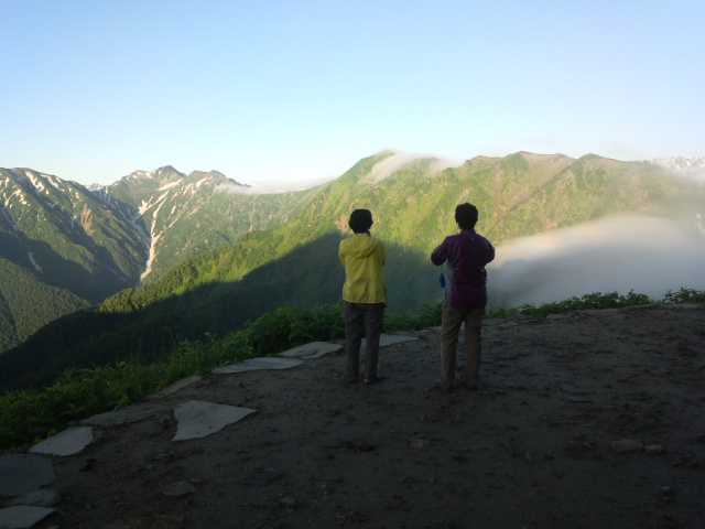 種池山荘からの景色。稜線には滝雲が流れ込み、薄れてきた滝雲の向こうには立山連峰も姿を見せてくれました 